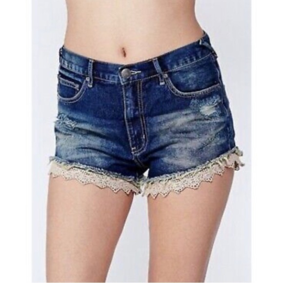 Free People Pants - 𝅺Free People Aero Wash Lace Cutoff Daisy Distressed Denim Shorts Size 24